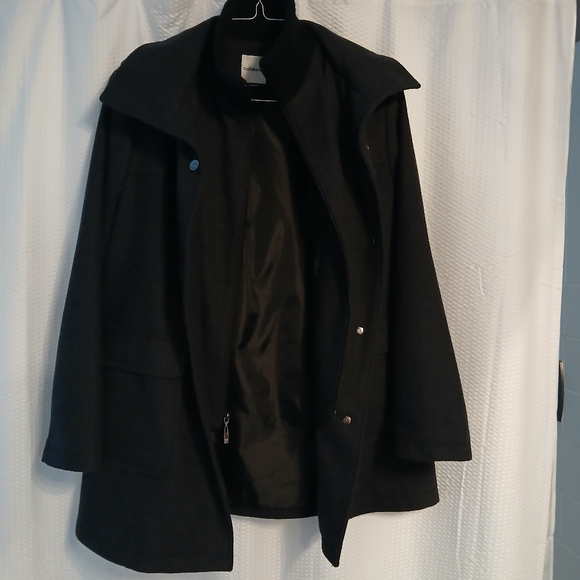 Woman's Coat - Picture 2 of 6